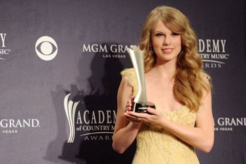 Taylor Swift nhận giải Nhân vật giải trí của năm.