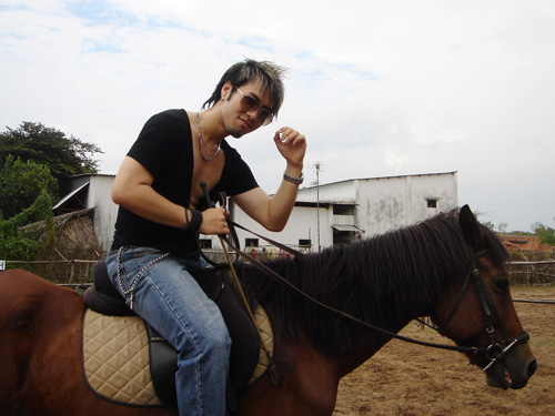 Akira Phan trổ tài cưỡi ngựa