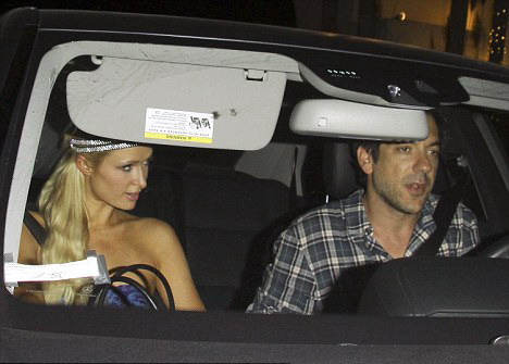 Paris Hilton và đạo diễn Todd Phillips bị bắt gặp hôm 30/6. Ảnh: PacificCoast.