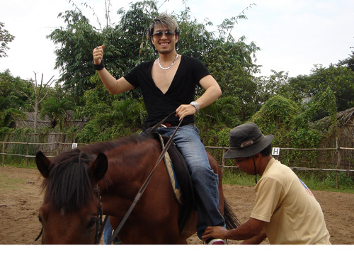 Akira Phan trổ tài cưỡi ngựa